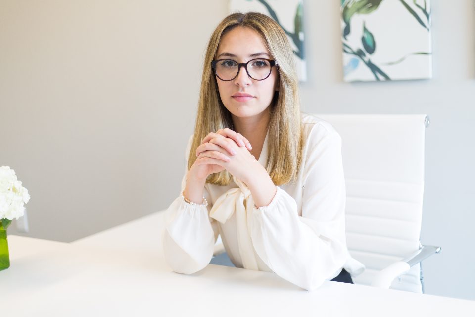 Femme assise, sereine et sûre d'elle