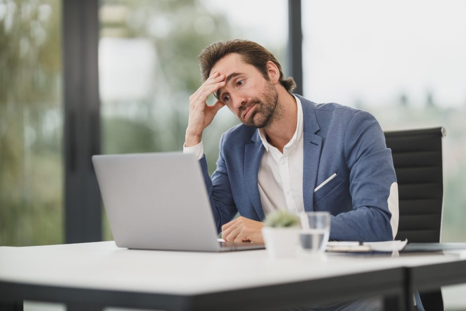 Homme fatigué devant son ordinateur au bureau