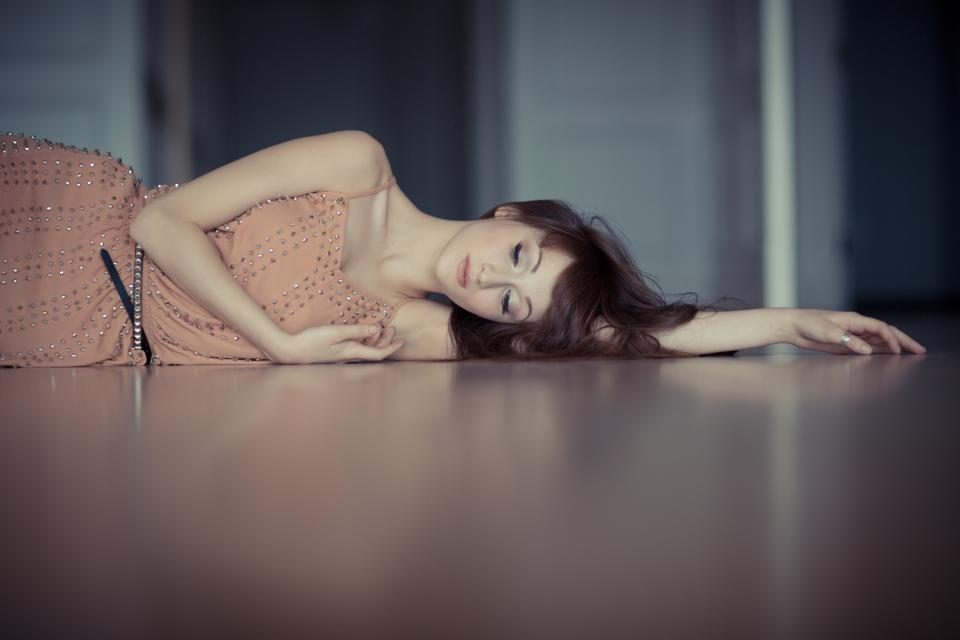 Femme épuisée allongée sur une table