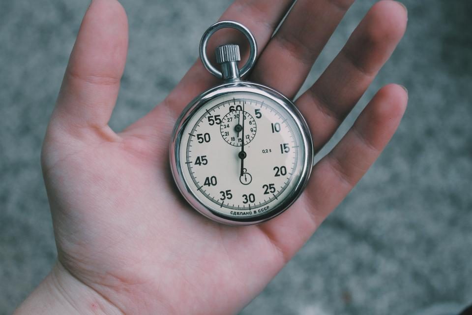 Montre à gousset posée dans la paume d'une main