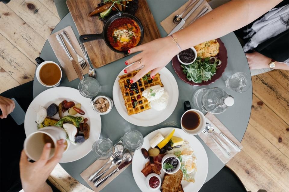 Repas partagé autour d'une table conviviale
