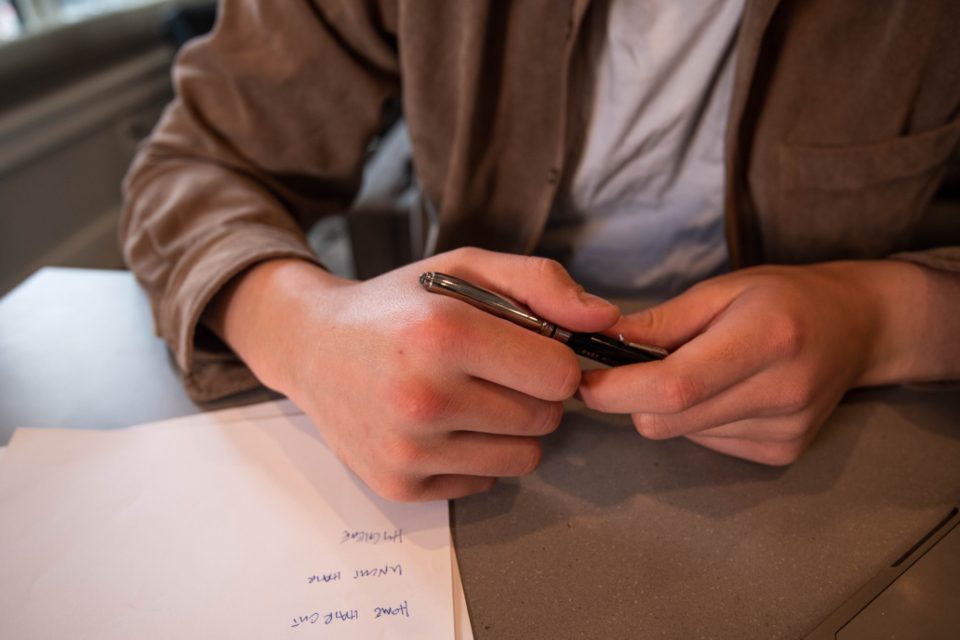 Personne qui remplit des documents administratifs