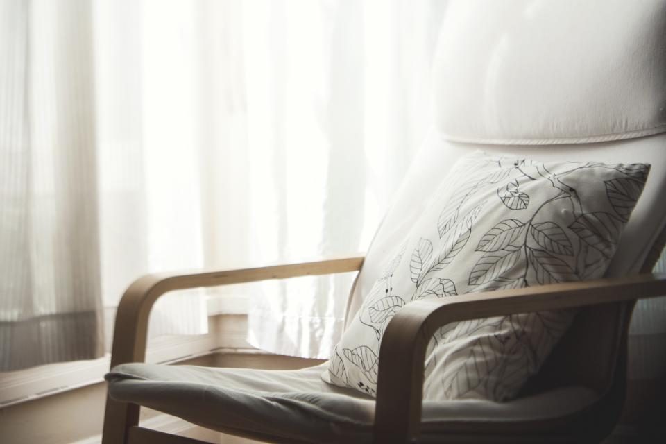 Fauteuil confortable près d'une fenêtre baignée de lumière douce
